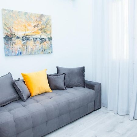 Sunny And Minimal Apt In Glyfada With 3 Bdrm 아테네 외부 사진